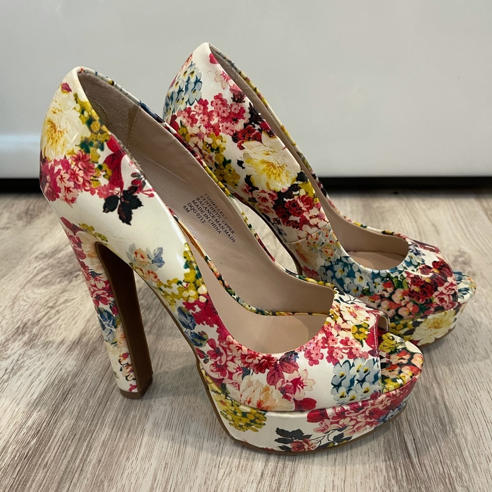 Cream flower pumps